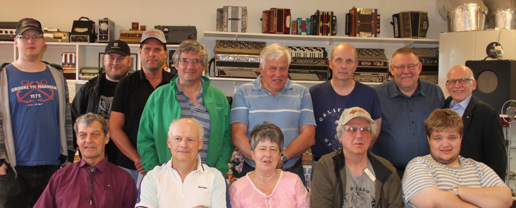 Gruppfoto på radioentusiaster/radioamatörer: Från vänster bakre raden: SA3CNC/Robin, SM3CNW/Fredrik, SM3MTR/Per, SM3HFD/Håkan, SM5GZE/Ulf, SM3LJA/Kent, SM3KDY/Mats, SM3FJF/Jörgen Sittande fr v.: Sune Kvist, SM3GHE/Nils, SM3LIV/Ulla, SM3MTQ/Dan, SA3BPG/Markus Foto: Karin Kvist