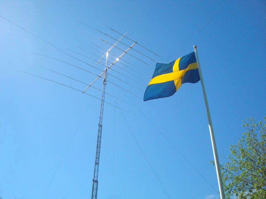 Nationaldag 2014: Sveriges flagga och en TH11DXX Super Thunderbird.