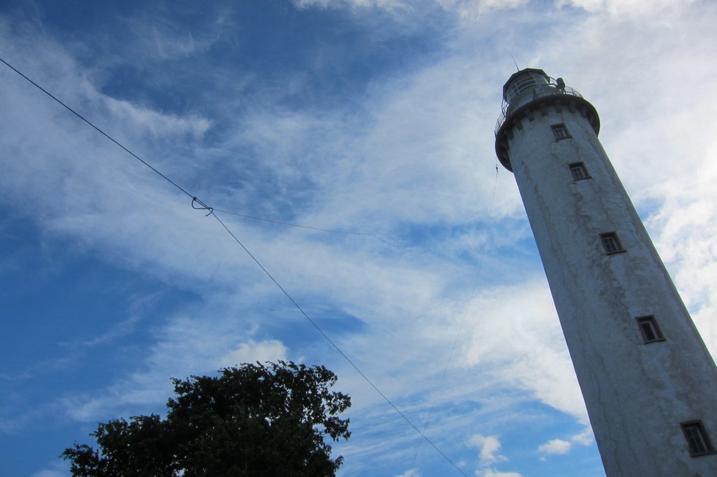 Fyren Långe Erik vid Ölands Norra Udde, här bestyckad med en 83 meters deltaloopantenn.  Bilden från 2011. FOTO Erik SM7DZV