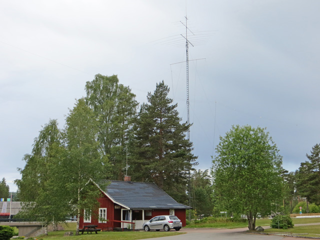 Morokulienstugan med tillhörande antennfarm.