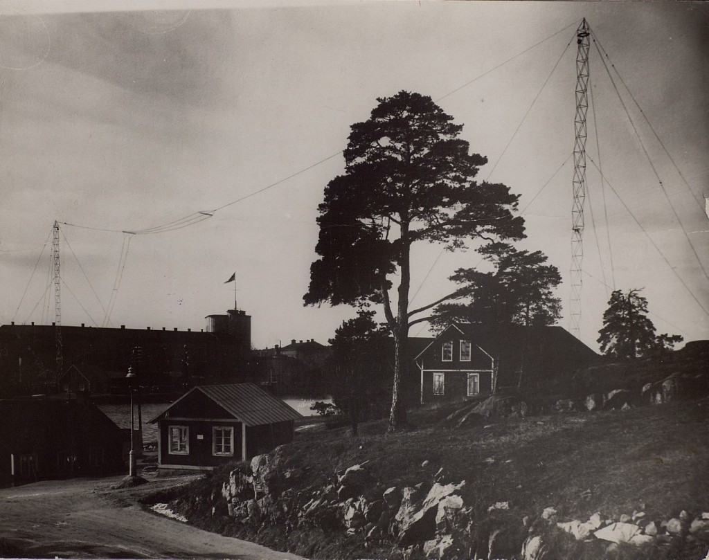 Antenner över Vaxholms kustradio SAF Vy från färjan.