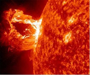 Hur skiljer man mellan ett massautkast  och en fackla på NASA:s  bilder? Facklor ser  ut som ljusa flammor på solen. Massautkast (CME) ser ut som moln som försvinner ut i  rymden.  Bild från NASA/SDO/ESA/SOHO/Nune.