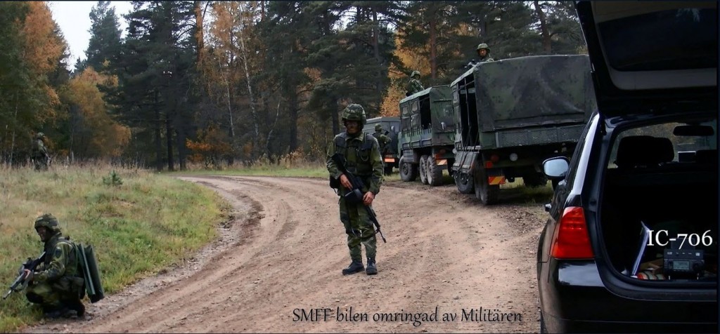 Den beväpnade soldaten i mitten av bilden bevakar Jan SM6CJJ. Övriga soldater grupperade för att hindra överfall utifrån.