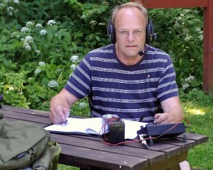 Jan SM6CJJ under radiotrafik från ett annat naturreservat.