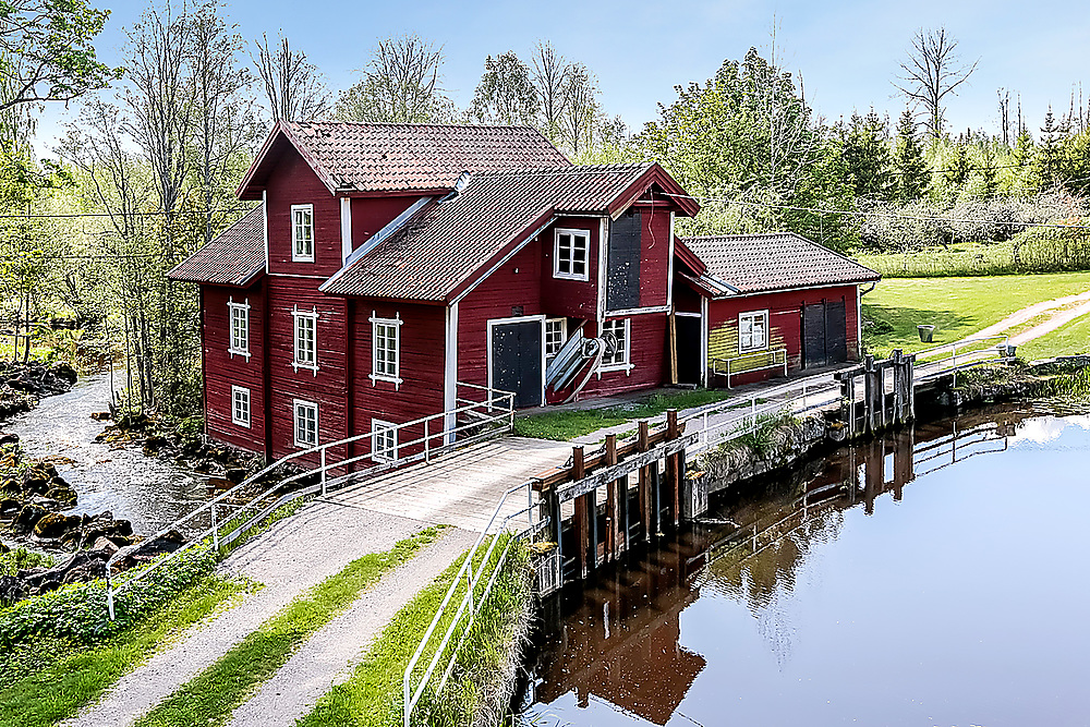 Västerby Kvarn byggdes i slutet av 1800-talet. Kvarnmaskineriet är intakt och kvarnen var igång till och med 1990.