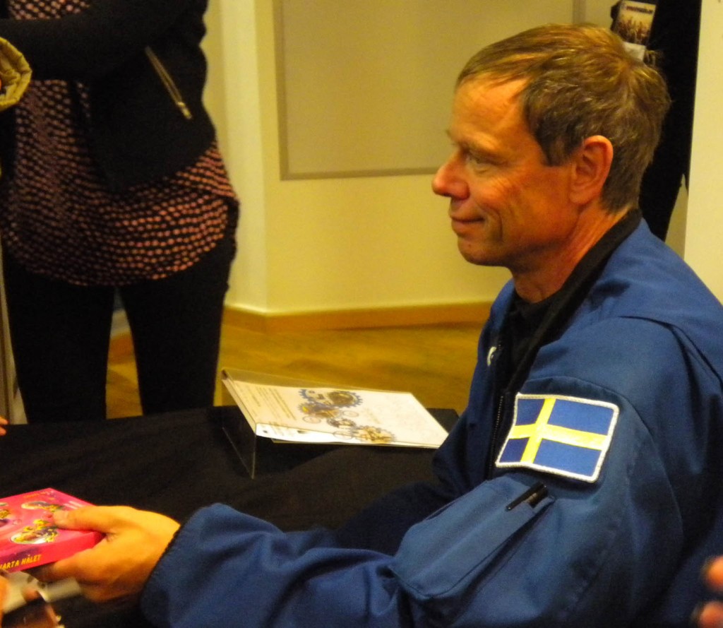 Christer Fuglesang SA0AFS deltog i Växjös teknikdag för att signera böcker och skapa intresse för en azstronautkonferens nästa år.  FOTO: Nils-Olof SM7DBD