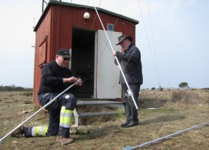 Antennunderhåll vid Hoburgen 2015 fr v Per-Åke SA1BFB och Stefan SM1DVV